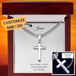 Könnte beinhalten: Eine silberne Kreuz-Anhänger-Halskette, präsentiert in einer Holzgeschenkbox. Die Halskette hat eine Panzerkette und ein poliertes Kreuz. Die Box enthält den Text "CUSTOMIZE NAME & TEXT" und "James". Auf der Unterseite der Box steht "Stand FIRM in FAITH be COURAGEOUS be STRONG".