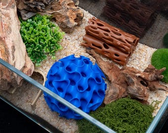 Refugio tipo cueva para acuario con forma de raíz, impreso en 3D, con diseño de panal, ideal para decorar peceras de peces y camarones, hábitats para reptiles, arañas e isópodos. Cuenta con un escondite personalizable y una cueva de cría.