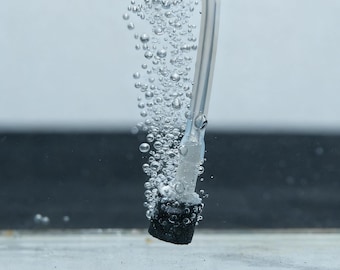 Aireador inalámbrico para acuario con piedras difusoras, bomba de aire silenciosa de 3 velocidades, funciona con pilas, temporizador y apto para agua dulce y marina.