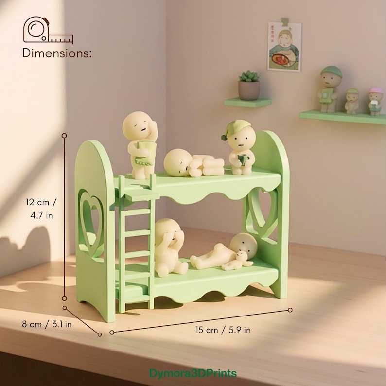 Op de afbeelding: Een lichtgroen miniatuur stapelbed met hartvormige uitsparingen, een ladder en verschillende kleine beeldjes. Het stapelbed meet 15 cm lang, 8 cm breed en 12 cm hoog. De tekst "Dimensions:" is zichtbaar.