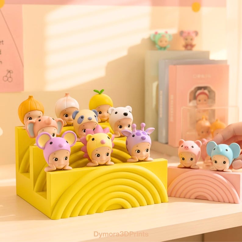 K&ouml;nnte beinhalten: Eine Sammlung kleiner, farbenfroher Figuren, jede mit einem einzigartigen Hut im Tiermotiv, angeordnet auf gelben und rosa Pr&auml;sentationsst&auml;ndern. Zu den Figuren geh&ouml;ren ein B&auml;r, eine Giraffe und ein Schwein. Der Hintergrund umfasst B&uuml;cher und eine transparente Vitrine.