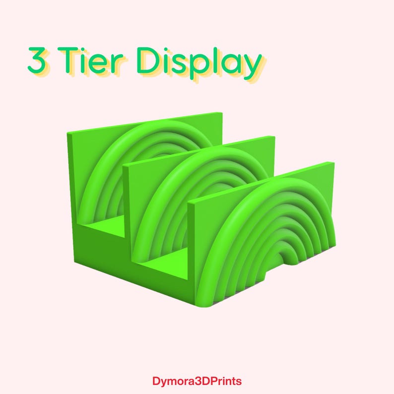 K&ouml;nnte beinhalten: Ein leuchtend gr&uuml;ner 3-st&ouml;ckiger Pr&auml;sentationsst&auml;nder mit einem abgestuften Design. Jede Ebene weist eine Reihe von gebogenen, halbkreisf&ouml;rmigen Rillen auf. Der Text "3 Tier Display" steht oben. Der untere Teil des Bildes tr&auml;gt den Text "Dymora3DPrints".