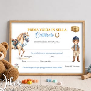 Può includere: Un certificato rettangolare intitolato PRIMA VOLTA IN SELLA con un'illustrazione ad acquerello di un cavallo marrone chiaro con briglia blu, una balla di fieno e un bambino in tenuta da equitazione, con righe vuote per nome, data e luogo.