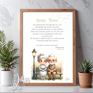 Puede incluir: Un marco de madera que contiene una ilustración de una pareja de ancianos sentados en un banco bajo una farola. La impresión incluye texto en italiano y está firmada "Margherita". La ilustración está en colores pastel suaves.