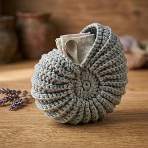 Puede incluir: Un juego de tres tazas de cerámica con acabado mate moteado. Las tazas son de color crema, gris claro y gris oscuro. Cada taza tiene un diseño simple y minimalista.