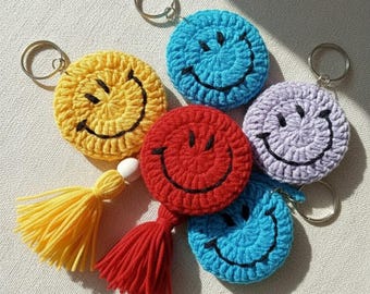 Wzór na szydełkowy brelok z emotikonką | Uśmiechnięta zawieszka Amigurumi (PDF i wideo)