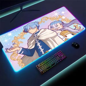 Może przedstawiać: Prostokątna podkładka pod mysz z ilustracją w stylu anime dwóch postaci z niebieskimi i fioletowymi włosami, na tle gwieździstego nieba ze złotymi akcentami. Widoczna jest również klawiatura i mysz.