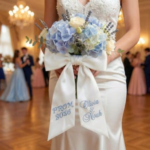 Personalisierte Abschlussball 2026 Blumenstrauß Schärpe, bestickter Blumenstrauß Bogen, Abschlussball-Blumen-Band, Name Datum Abschlusskorsage-Verpackung, Andenken Geschenk