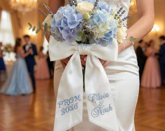 Personalisierte Abschlussball 2026 Blumenstrauß Schärpe, bestickter Blumenstrauß Bogen, Abschlussball-Blumen-Band, Name Datum Abschlusskorsage-Verpackung, Andenken Geschenk