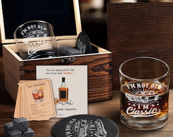Set de regalo de vasos de whisky "No soy viejo, soy clásico": regalos de cumpleaños divertidos para hombres, papá, abuelo y esposo. Idea de regalo de coche clásico.