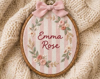 Letrero personalizado para anunciar el nombre del bebé, aro bordado personalizado para la habitación del bebé, decoración de pared personalizada para niña, letrero floral de nacimiento, regalo para recién nacido