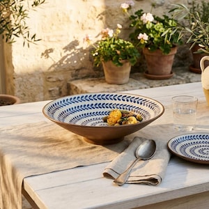 Ręcznie malowana egipska misa do serwowania z ceramiki Fajum – niebieski spiralny element ceramiczny (36 cm)