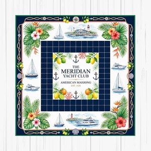 Puede incluir: Pa&ntilde;uelo cuadrado con tem&aacute;tica n&aacute;utica. El dise&ntilde;o presenta veleros, un faro y flores tropicales. El centro tiene el texto "The Meridian Yacht Club American Mahjong Est. 1928" rodeado de anclas, limones y naranjas. El borde es azul marino.
