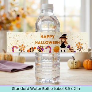 Puede incluir: Una botella de agua de plástico transparente con una etiqueta de 21,59 x 5,08 cm. La etiqueta presenta el texto HAPPY HALLOWEEN en naranja, rodeado de ilustraciones de una bruja con vestido y sombrero negros, dulces naranjas y morados y piruletas.
