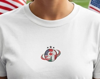 Camiseta con balón de fútbol bordado: Camiseta Comfort Colors del Mundial 2026 con banderas de países.