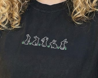 Camiseta bordada de primavera con colores de Pascua - Camiseta personalizada con conejitos florales