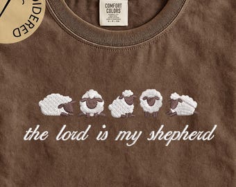 Camiseta bordada personalizada "El Señor es mi Pastor" - Camiseta cristiana personalizada con colores reconfortantes - Regalo de oveja