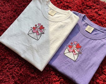 Camiseta bordada con letras de amor - Camiseta de colores cómodos para San Valentín - Bonita camiseta con corazones a juego