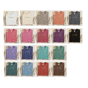 Pu&ograve; includere: Una collezione di t-shirt Comfort Colors in vari colori, tra cui bianco, avorio, kaki, terracotta e pepe. Ogni maglietta presenta un design floreale e il testo "Kindness".