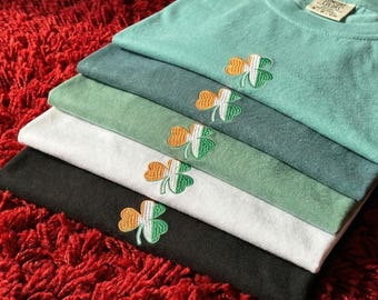 Camiseta bordada con mini bandera irlandesa - Camisa de colores cómodos con amuleto de la suerte de trébol