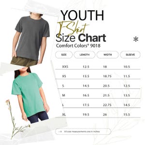 Pu&ograve; includere: Una tabella delle taglie delle t-shirt da bambino con misure in pollici. La tabella include le taglie XXS-XL, con misure di lunghezza, larghezza e maniche. Nell'immagine, due bambini indossano t-shirt, una grigia e una turchese.
