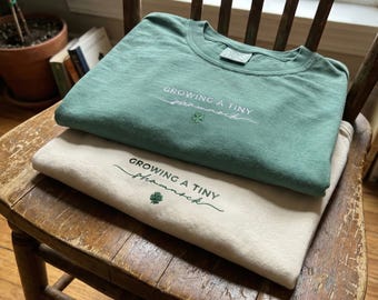 Camiseta personalizada bordada con un pequeño trébol - Camiseta irlandesa para revelar el bebé