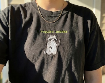 Camiseta personalizada bordada "Necesito snacks" - Camiseta de mapache - Regalo personalizado de animales - Camiseta divertida, cómoda y con colores vibrantes