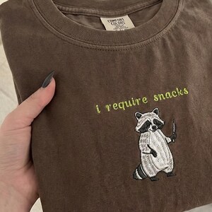 I Require Snacks Personalized Embroidered T-shirt - Raccoon Tee - Custom Animal Gift - Funny Cozy Comfort Colors Shirt Bild 3