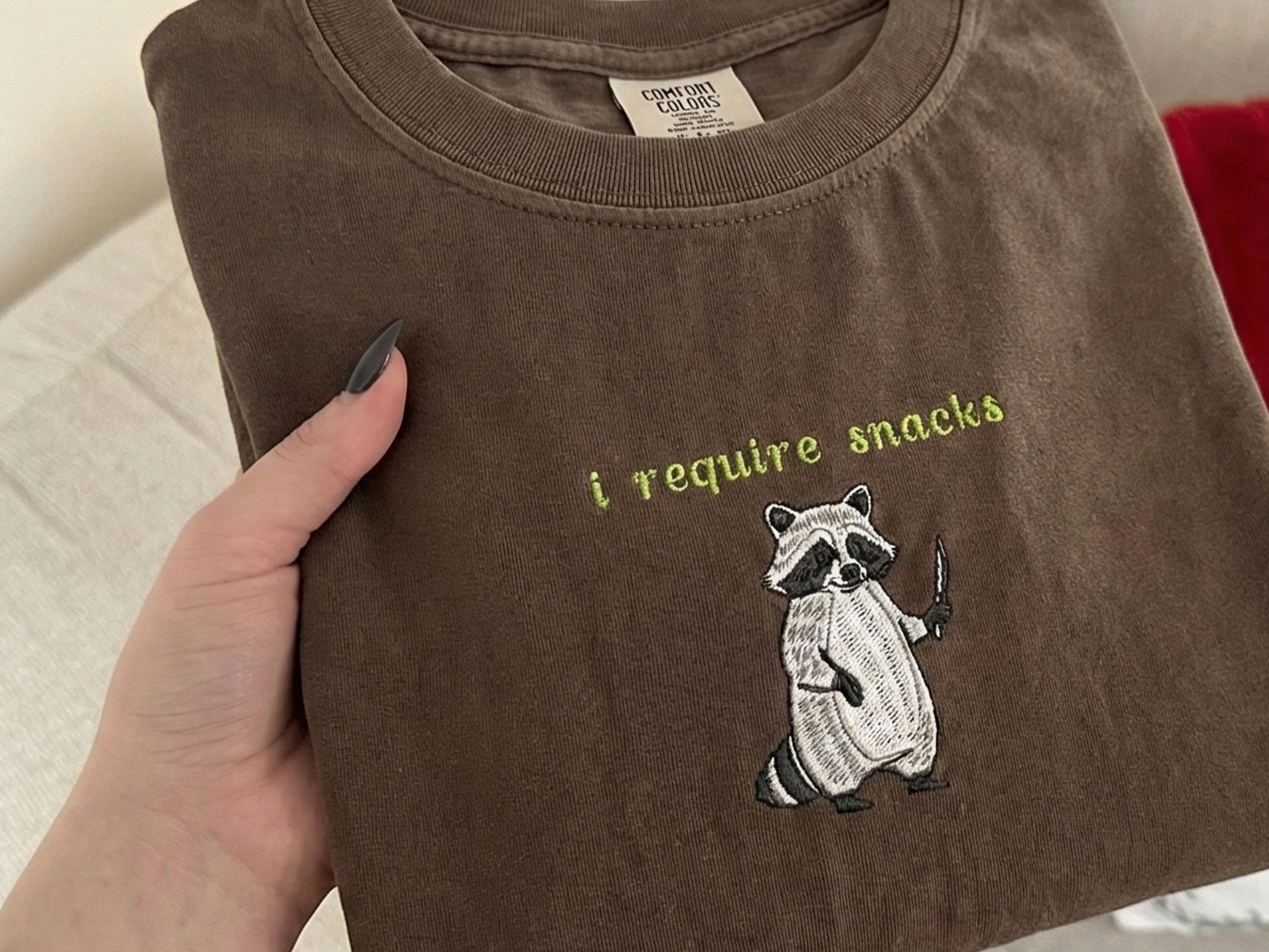 Ich brauche Snacks Gesticktes Waschbär-T-Shirt - Lustiges Comfort Colors® Shirt, Geschenk für Goblincore-Tierliebhaber, gemütliches