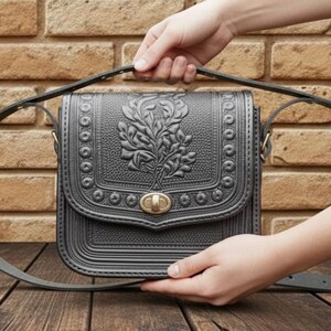 Handgemaakte zwarte leren schoudertas – schoudertas met bloemenprint en reliëf