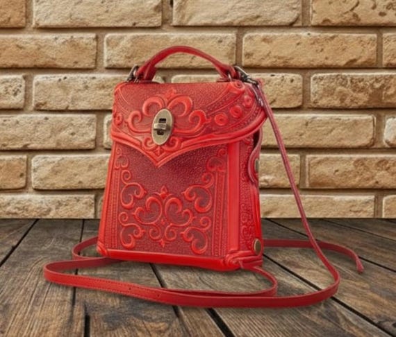 Handcrafted Red Leather Mini Backpack: Baroque Heart  display picture 1