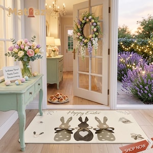 Könnte beinhalten: Eine Ostern-Themen-Szene im Eingangsbereich. Ein cremefarbener Teppich mit drei Hasensilhouetten und den Worten "Happy Easter" liegt vor einer Tür. Ein Kranz aus Ostereiern und Blumen hängt an der Tür. Eine Vase mit Blumen und ein Schild mit der Aufschrift "Welcome Home! Happy Easter Housewarming" steht auf einem mintgrünen Tisch.