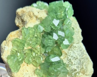 ¡Guau! Rara pieza de colección Granate Grossular. ¡Granates verdes! Distrito de Ambanja, provincia de Antsiranana, Madagascar