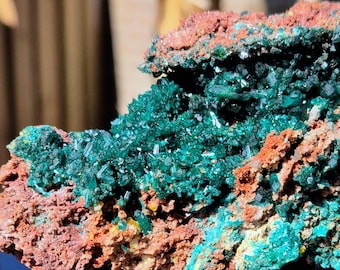 Impresionante dioptasa y mimetita en geoda matriz. Kaokoveld, Namibia.