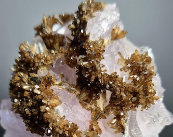 Eosforita chispeante súper rara sobre cuarzo rosa. Taquaral, Itingá, Jequitinhonha, Brasil