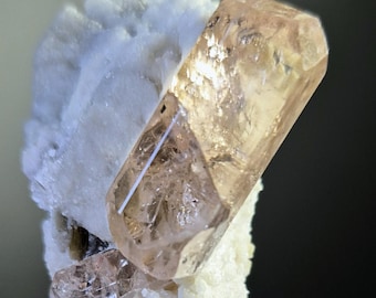 Topacio DT dorado excepcional con moscovita. Mina Skardu, Pakistán.