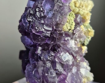 Increíble fluorita púrpura escalonada con mica. Yaogangxian, Hunan, China.