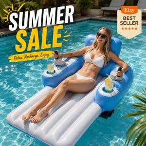 Op de afbeelding: Een blauw en wit opblaasbaar zwembad vlot met rugleuning, twee armleuningen met bekerhouders en twee joystick-achtige bedieningselementen. Het vlot bevat de tekst SUMMER SALE, Relax. Recharge. Enjoy. en een Etsy Best Seller-badge.