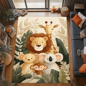 Könnte beinhalten: Ein skurriler Teppich mit einem Löwen, einer Giraffe, einem Koala, einem Affen und einem Bären inmitten üppigen grünen Laubes. Der Teppich hat einen hellbeigen Hintergrund und ein verspieltes, cartoonartiges Design, ideal für ein Kinderzimmer.