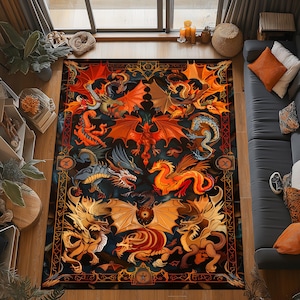 Può includere: Un grande tappeto rettangolare con un design dettagliato di vari draghi in tonalità arancioni, rosse, dorate e blu su uno sfondo scuro. Il tappeto ha un bordo ornato ed è adatto per un soggiorno o uno spazio simile.