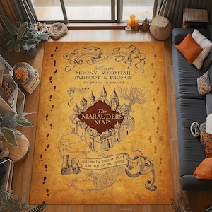 Puede incluir: Una alfombra rectangular grande con un diseño de mapa vintage. El mapa presenta una ilustración de castillo, el texto "The Marauders Map" y la frase "I solemnly swear that I am up to no good."