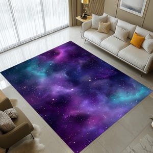 Könnte beinhalten: Ein rechteckiger Teppich mit einem Galaxiemuster in Lila, Blau und Türkis. Der Teppich hat ein Sternenmuster mit weißen Details. Er liegt auf einem gefliesten Boden, im Hintergrund sind ein weißes Sofa und ein Sessel zu sehen.