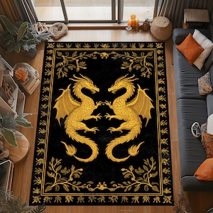 Op de afbeelding: Zwart vloerkleed met twee gouden draken die tegenover elkaar staan. De draken hebben gedetailleerde vleugels en schubben. Het vloerkleed heeft een gouden rand met bloemen- en bladerenpatronen. Een decoratief woonaccessoire.