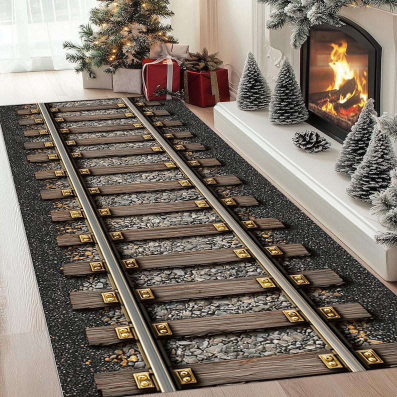 Puede incluir: Una alfombra rectangular con un dise&ntilde;o de v&iacute;a de tren. La alfombra presenta v&iacute;as plateadas paralelas, traviesas de madera y grava gris. La alfombra est&aacute; colocada sobre un suelo de madera de color claro, con un &aacute;rbol de Navidad y una chimenea al fondo.
