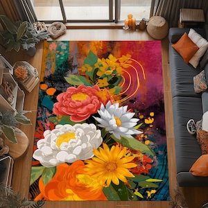 Puede incluir: Una vibrante alfombra floral con grandes flores coloridas en tonos de rojo, blanco y amarillo sobre un fondo de pinceladas abstractas. El diseño de la alfombra incluye una mezcla de elementos florales y abstractos, creando una declaración audaz y artística.