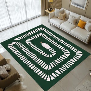 Peut inclure: Un tapis rectangulaire vert avec un motif de serpent blanc. Le serpent est au centre, avec un corps blanc et une langue rouge. Le tapis a une bordure blanche avec des lignes diagonales.