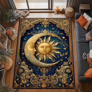 Könnte beinhalten: Ein großer, rechteckiger Teppich mit einem Himmelsdesign. Der Teppich zeigt einen Mond und eine Sonne mit einem Gesicht, vor einem dunkelblauen Hintergrund mit goldenen Akzenten. Der Rand hat verzierte goldene Blumenmuster.