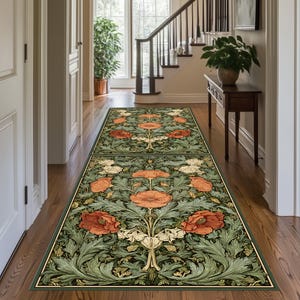 Puede incluir: Dos alfombras corredizas a juego con un diseño floral. Las alfombras tienen un fondo verde oscuro con flores naranjas y blancas y hojas verdes. Se colocan sobre un piso de madera en un pasillo.