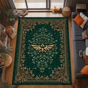 Puede incluir: Una alfombra verde y dorada con un patrón floral detallado y un emblema dorado en el centro. La alfombra tiene un fondo verde oscuro con hojas verdes más claras y detalles dorados. El emblema es un diseño dorado estilizado.