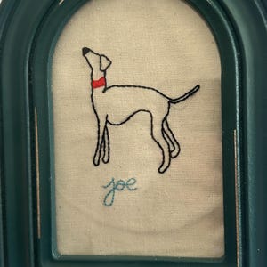 Personligt handbroderat hundminnesmärke - Minimalistiskt anpassat husdjursporträtt med namn